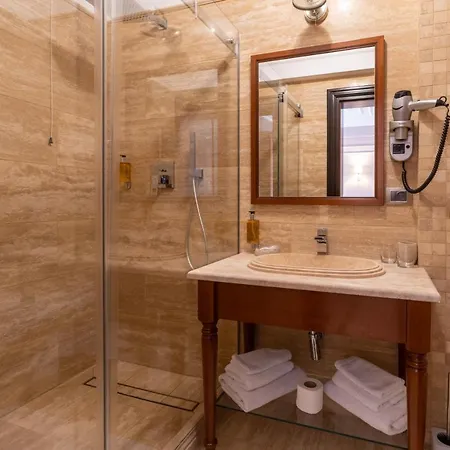 Gabriela Hotel 3*